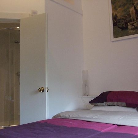 Swan Lake Guest House เอดินบะระ ภายนอก รูปภาพ