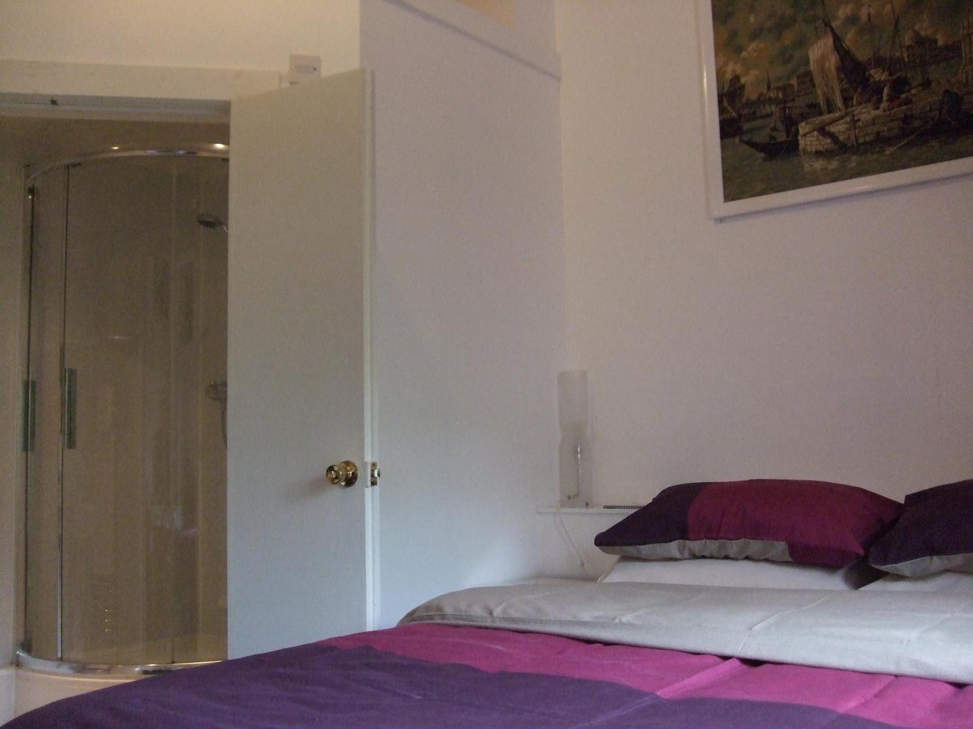 Swan Lake Guest House เอดินบะระ ภายนอก รูปภาพ