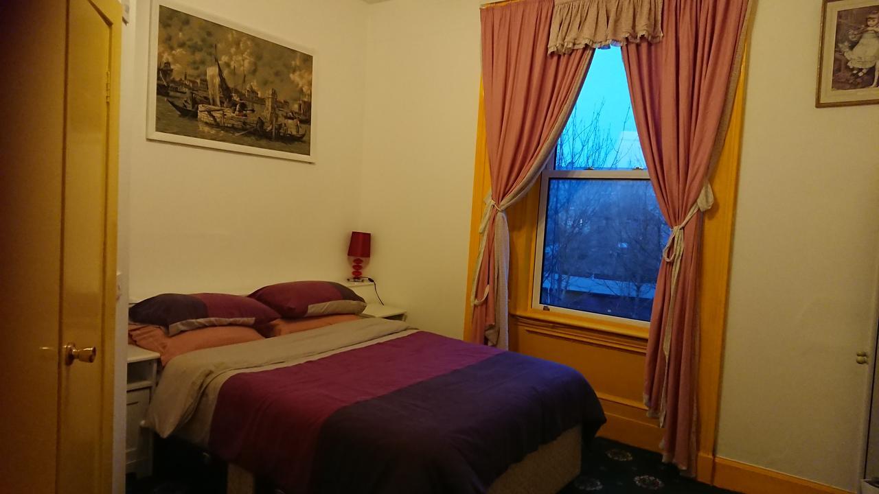 Swan Lake Guest House เอดินบะระ ภายนอก รูปภาพ